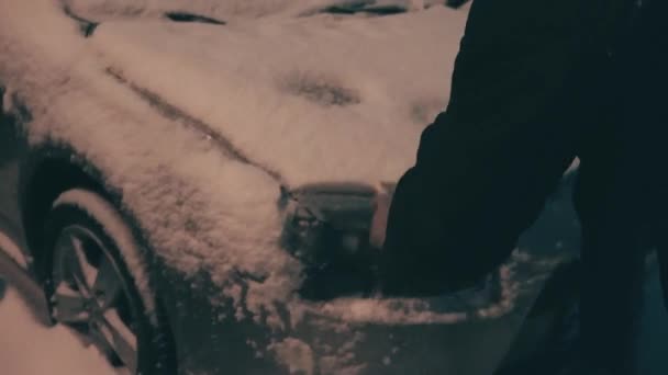 Młody Człowiek Usuwa Śnieg Samochodu Mroźną Zimową Noc Śniegu Mężczyzna — Wideo stockowe