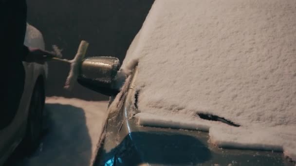 Tânăr Îndepărtează Zăpada Dintr Mașină Într Noapte Rece Iarnă După — Videoclip de stoc