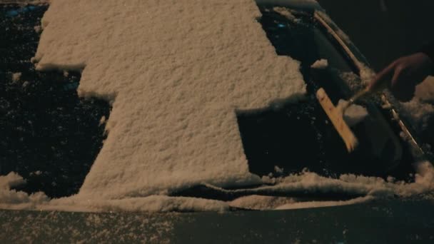 Limpiar Coche Nieve Con Cepillo Invierno Hora Noche Ciudad Nevadas — Vídeos de Stock