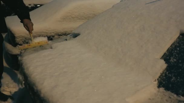 Rengör Bilen Från Snö Med Pensel Vinter Kvällstid Staden Snöfall — Stockvideo
