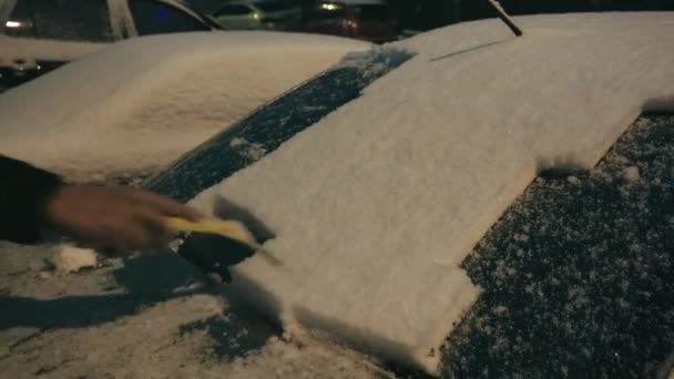 Limpiando Nieve Hielo Del Parabrisas Coche Los Limpiaparabrisas Subieron Noche — Vídeos de Stock