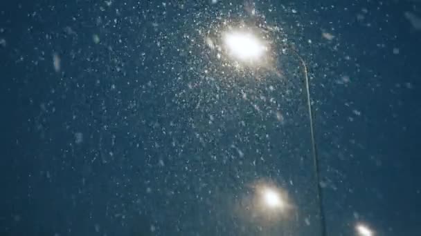 Sneeuwvlokken Vallen Uit Lucht Achtergrond Van Een Woongebouw Met Brandende — Stockvideo