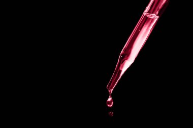 Cam bir pipetten dökülen bir damla yağ. Kozmetik, kimya, parfüm. Makro fotoğraf yakın çekim. Konu fotoğrafı. Taze klasik 2023 mavi. Yılın renk konsepti