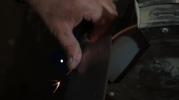 在电动砂轮上削尖刀片 在电动磨床上削尖刀片 在旋转的磨石上手工削尖 — 图库视频影像