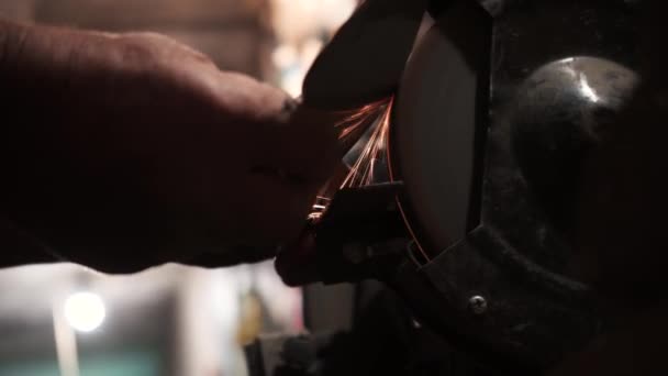 맷돌에 분쇄기에 날카롭게 회전하는 맷돌에 손으로 날카롭게 클로즈업 — 비디오