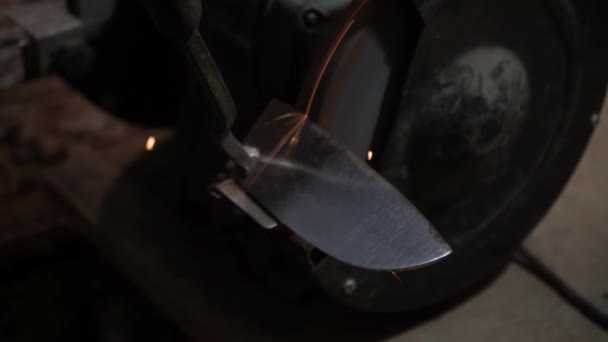 Ostrzenie Noża Elektrycznym Szlifierce Ostrzenie Pochwy Szlifierce Elektrycznej Ręczne Ostrzenie — Wideo stockowe