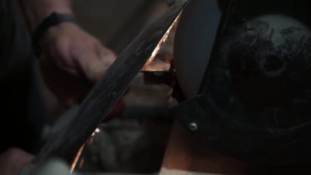 Sharpening Shovel Electric Grinding Wheel Machine Sharpening Shovel Electric Grinder — Stock Video