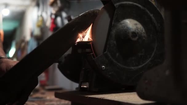 在电动砂轮上削尖铲子 在电动磨床上削尖铲子 在旋转的磨石上手工削尖 — 图库视频影像