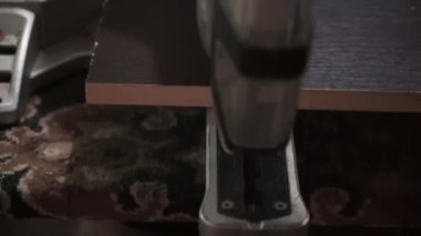 Erkek marangoz, bir marangoz atölyesinde dairesel testere ile tahtayı kesiyor. Dairesel testere. Marangoz tahta için testere kullanıyor.