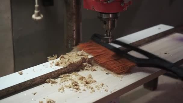 不知名的人在木工车间清洁木制表面 工作室里不知名的杂工清扫桌子 速度慢的木匠免于室内锯屑 — 图库视频影像