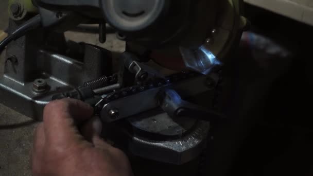 Uomo Lavoro Affila Catena Metallica Con Smerigliatrice Ambiente Industriale Primo — Video Stock