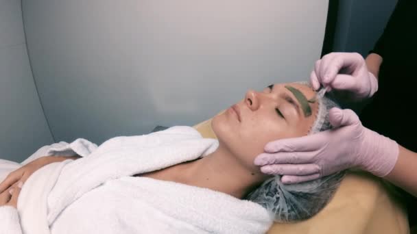 Kosmetolog Beautician Menerapkan Produk Kosmetik Gel Masker Mengupas Dengan Spatula — Stok Video