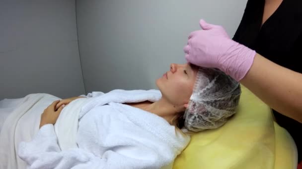 Estetista Cosmetologo Applica Prodotto Cosmetico Gel Peeling Maschera Con Spatola — Video Stock