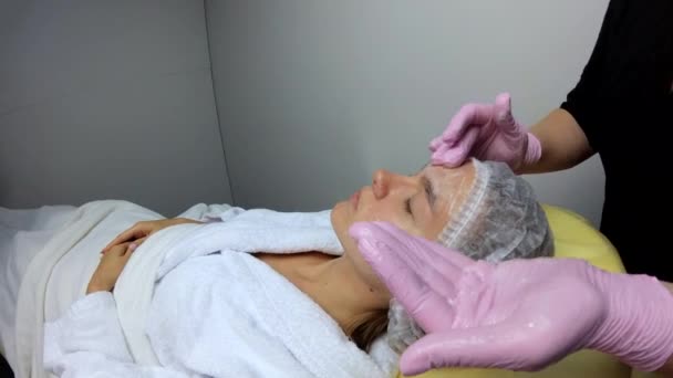 Estetista Cosmetologo Applica Prodotto Cosmetico Gel Peeling Maschera Con Spatola — Video Stock