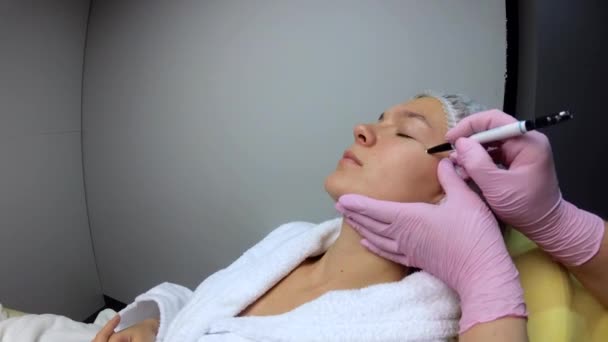 Närbild Kvinnligt Ansikte Kosmetolog Rita Korrigering Linjer Kvinnans Ansikte Procedur — Stockvideo