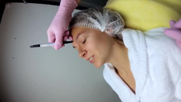 Zbliżenie Kobiecą Twarz Kosmetolog Rysujący Linie Korekcyjne Kobiecej Twarzy Procedura — Wideo stockowe