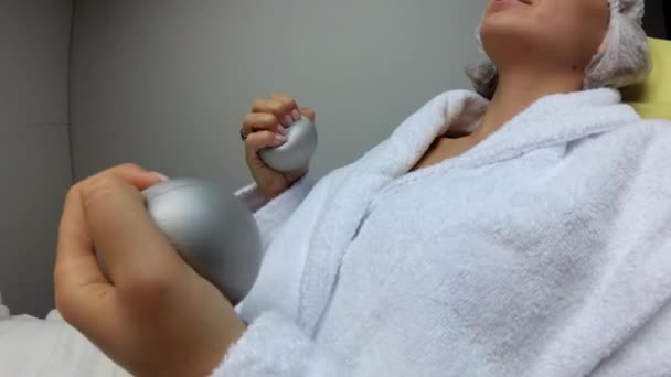 Närbild Kvinnligt Ansikte Kosmetolog Rita Korrigering Linjer Kvinnans Ansikte Procedur — Stockvideo
