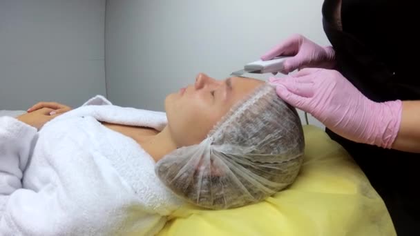 Ultrasonik Deri Ekipmanı Kadın Kozmetoloji Tedavisi Görüyor Sivilce Temizliği Donanım — Stok video