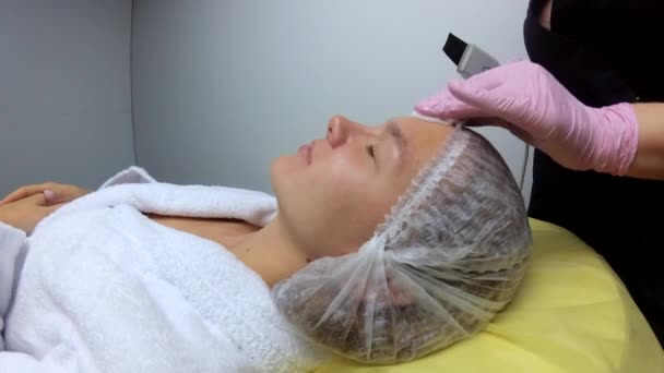 超音波皮膚装置 女性は化粧品治療を受ける 抗にきび手術のクリーニング ハードウェア化粧品学 女性クリニックの顔の手順 若返りのスキンケアの美しさ 皮膚科 — ストック動画