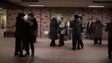 Ukrayna, Kyiv - 23 Ağustos 2022: Yaşlılar dans pistinde gruplar halinde dans ediyorlar. Ukraynalı yaşlılardan oluşan mutlu bir grup halka açık bir yerde dans etmek için bir araya geldi.