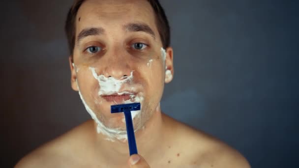 Genç Adam Banyoda Tek Kullanımlık Tıraş Bıçağı Kullanıyor Yakın Plan — Stok video