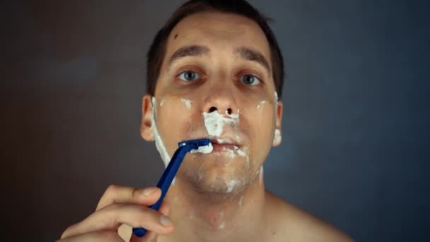 年轻人在浴室用一次性剃须刀刮胡子 特写镜头 每天早上的例行公事 卫生习惯 男人在刮胡子和胡子 — 图库视频影像
