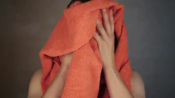 Αντανάκλαση Καθρέφτη Νέος Ευτυχισμένος Όμορφος Γυμνός Άνδρας Σκούπισμα Πρόσωπο Πετσέτα — Αρχείο Βίντεο