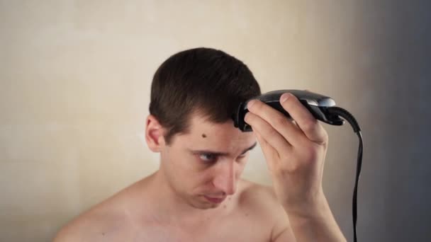 Ένας Όμορφος Άντρας Προσωπικά Κόβει Μαλλιά Του Ένα Μηχάνημα Κοπής — Αρχείο Βίντεο