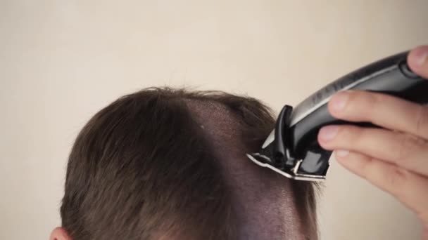 Przystojny Mężczyzna Obcina Sobie Włosy Przycinaczem Maszyną Domu Samoobsługa Podczas — Wideo stockowe