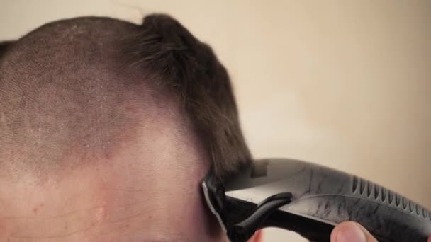 Banyodaki Yakışıklı Adam Koronavirüs Karantinası Yüzünden Kafasını Elektrikli Jiletle Tıraş — Stok video
