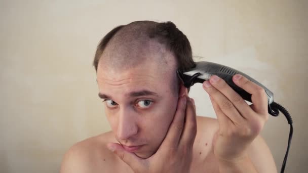 Evde Bir Adam Aynanın Önünde Kel Noktasını Tıraş Eder Saç — Stok video