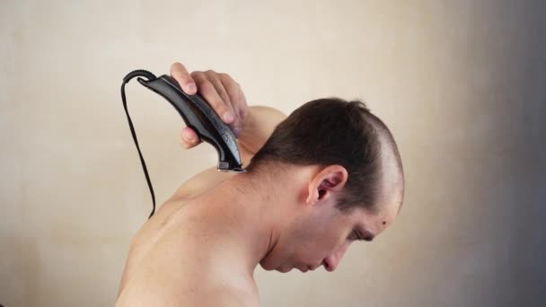Handsome Man Cuts His Own Hair Trimmer Machine Home Self — Stock Video