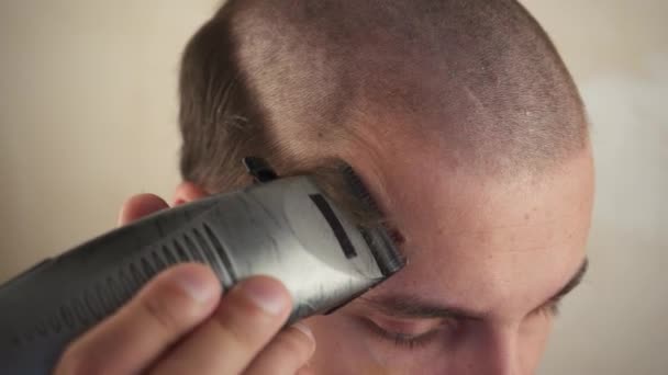 Yakışıklı Bir Adam Saçını Kesiciyle Evde Bir Makineyle Kesiyor Karantina — Stok video