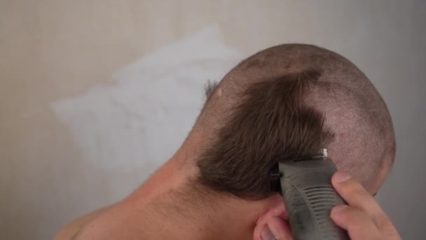Yakışıklı Bir Adam Saçını Kesiciyle Evde Bir Makineyle Kesiyor Karantina — Stok video