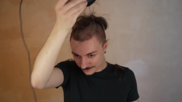 Körperpflege Weißer Mann Hause Badezimmer Mit Einem Haarschneider Oder Trimmer — Stockvideo