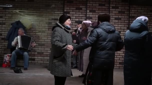 Україна Київ Серпня 2022 Літні Люди Танцюють Танцмайданчику Групах Радісна — стокове відео