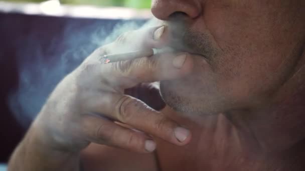 Homme Fume Une Cigarette Entre Travail Gros Plan Beaucoup Fumée — Video