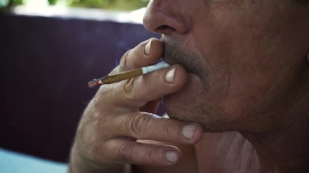 Мужчина Курит Сигарету Между Работой Крупный План Много Дыма Курение — стоковое видео