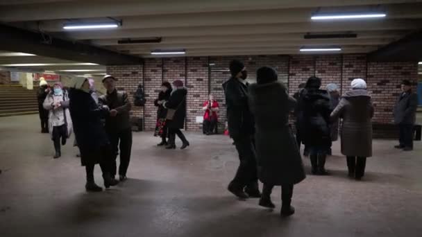 Украина Киев Августа 2022 Года Танцполе Группах Танцуют Пожилые Люди — стоковое видео