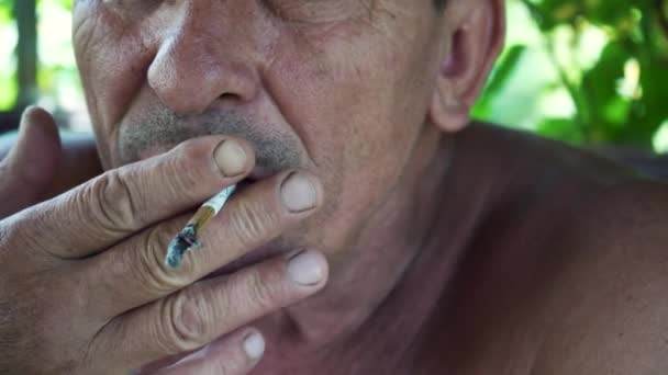 Ein Mann Raucht Zwischen Der Arbeit Eine Zigarette Nahaufnahme Viel — Stockvideo