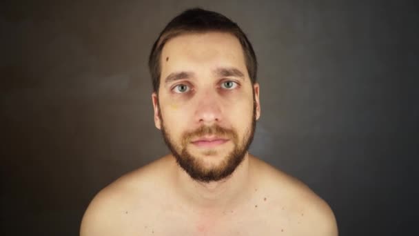 Adam Tıraş Olmaya Hazırlanıyor Genç Gülümseyen Beyaz Bir Adamın Yakın — Stok video
