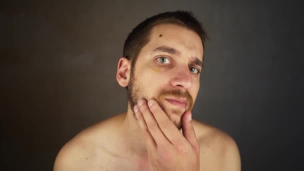Tipo Está Preparando Para Afeitarse Retrato Cerca Joven Sonriente Hombre — Vídeos de Stock