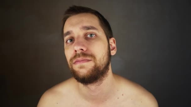 Killen Vägrar Raka Skägget Närbild Porträtt Ung Stilig Europeisk Man — Stockvideo