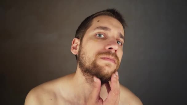 Tipo Niega Afeitarse Barba Retrato Cerca Joven Guapo Europeo Parado — Vídeos de Stock