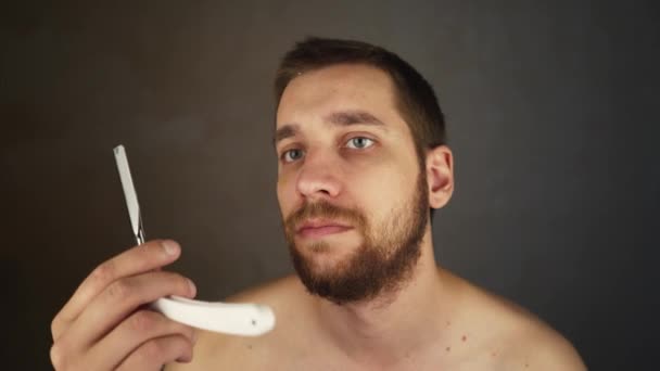 Tipo Niega Afeitarse Barba Retrato Cerca Joven Guapo Europeo Parado — Vídeos de Stock