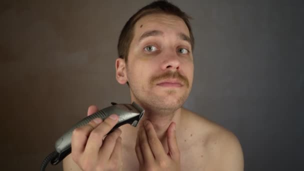 Cara Barbeando Navalha Elétrica Cortar Palha Facial Por Barbeador Barba — Vídeo de Stock