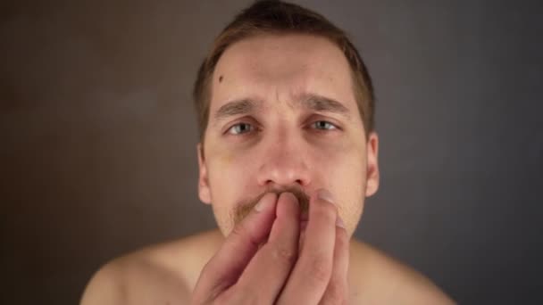 수염이나 남자가 수염을 감는다 미용실 화장품 카메라를 보면서 콧수염을 정리하는 — 비디오
