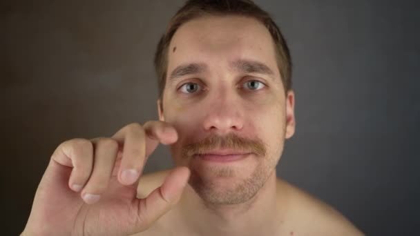 Vax För Skäggvård Man Vaxar Sin Mustasch Smink För Män — Stockvideo