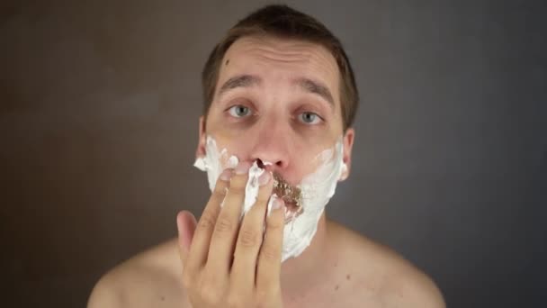 髭の男は顔にシェービングフォームを適用します スキンケア美容コンセプト 朝のルーティン 顔の下半分を正面から見ると — ストック動画