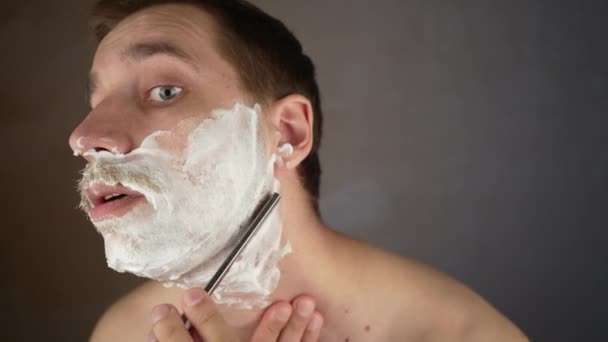 Joven Guapo Afeita Barba Con Una Navaja Peligrosa Recortar Barba — Vídeos de Stock